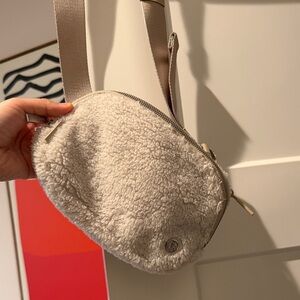 Lululemon everywhere fleece belt bag